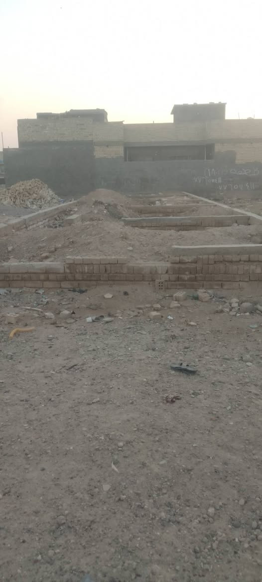 السلام عليكم قطعه ارض 150 متر بيها بتلو طابوق جمهوري 
واجهه سته ونزال 31 بها زياده وقع حال 180 متر 
بالحسينيه منطقه الشهيد رائد كامله خدمات ماء ومجاري وكهرباء تبليط السعر 47 وبيها مجال 
***********
