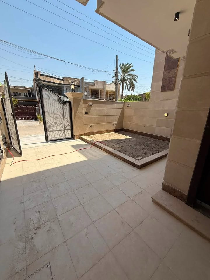 🏠دار حديث للبيع 
في منطقة حي البنوك / خلف شارع الكنيسة ( زقاق 8 )
📎شارع عريض 15م + رصيف 5م

محلة 319

📎بناء حديث درجى اولى 
🔸المساحة:240م. 
 🔸واجهة:8م نزال 30م

يحتوي على 

🔸الطابق الارضي كراج + خدمات خارجية

 🔸استقبال + مطبخ حاو بارد 
 🔸صالة كلير 
🔸+ حمام كبير + غرفتين نوم كبيرة

🔸الطابق الاول 

🔸 4غرف نوم كبيره + حمام

للاستفسار الاتصال بالرقم التالي 
*********** 
او مراجعة مكتب الدار للوساطة العقارية 
الكائن في حي البنوك بداية شارع الكنيسة من جهة الجسر
📌المكتب مجاز من قبل غرفة تجارة بغداد وحاصل على شهادة وكيل عقاري معتمد لدى منصة عقاري
