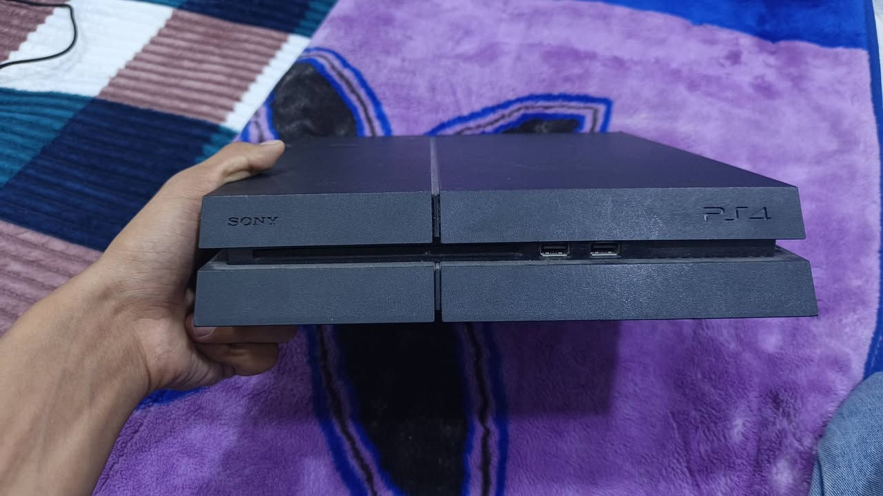 سلام عليكم هاذة بلي 4 فات اون لاين مع كامل ملحقاته مع يدات ثنين مع يو بي اس مع كيبل اجدي 4k و امانة الله الجهاز نيضيف و السعر 300 و بي مجال و الي يحب يتواصل هاذة رقمي ***********
