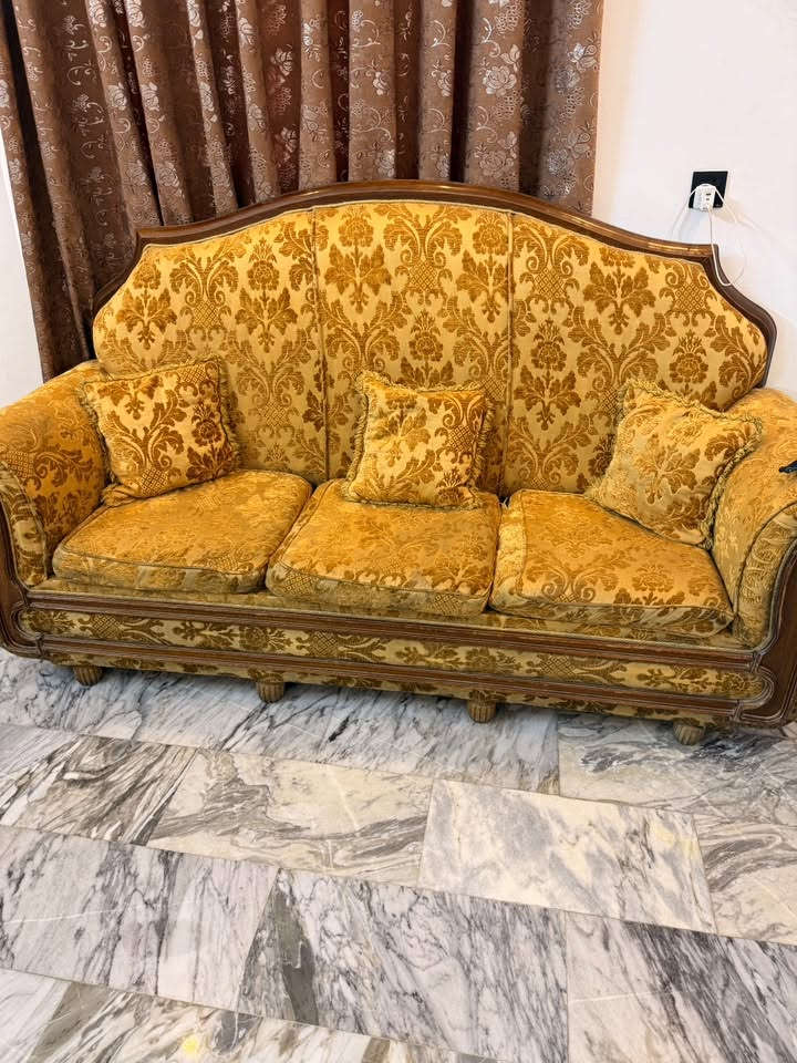 السلام عليكم تخم عراقي للبيع
نضيف وقبل فترة مشتغلي شركة تنضيف
10 مقاعد 2 كبار و4 كراسي
سعر 500 وبي مجال بسيط
عنوان حي البساتين
رقم ***********
