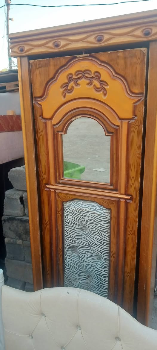 غرفه اخشاب تحتوي على
كنتور وميز مرايه وزاويه كنتور وجربايه وتاج 

للاستفسار 
***********
