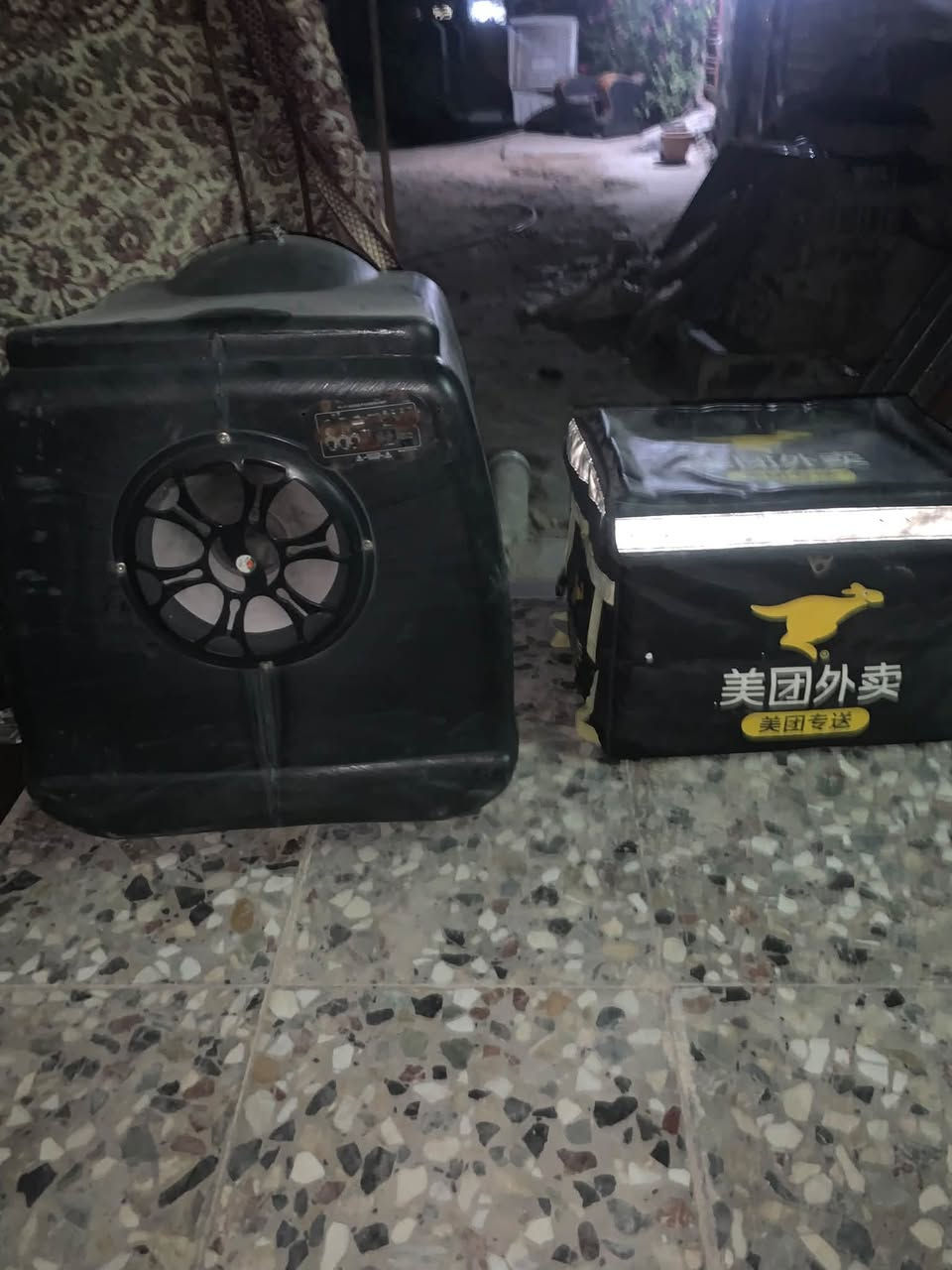 السلام عليكم جنط دليفري عدد 2 القماش ب 25 والبلاست ام السماعة ب 40 العناون بغداد الكاضمبة ***********
