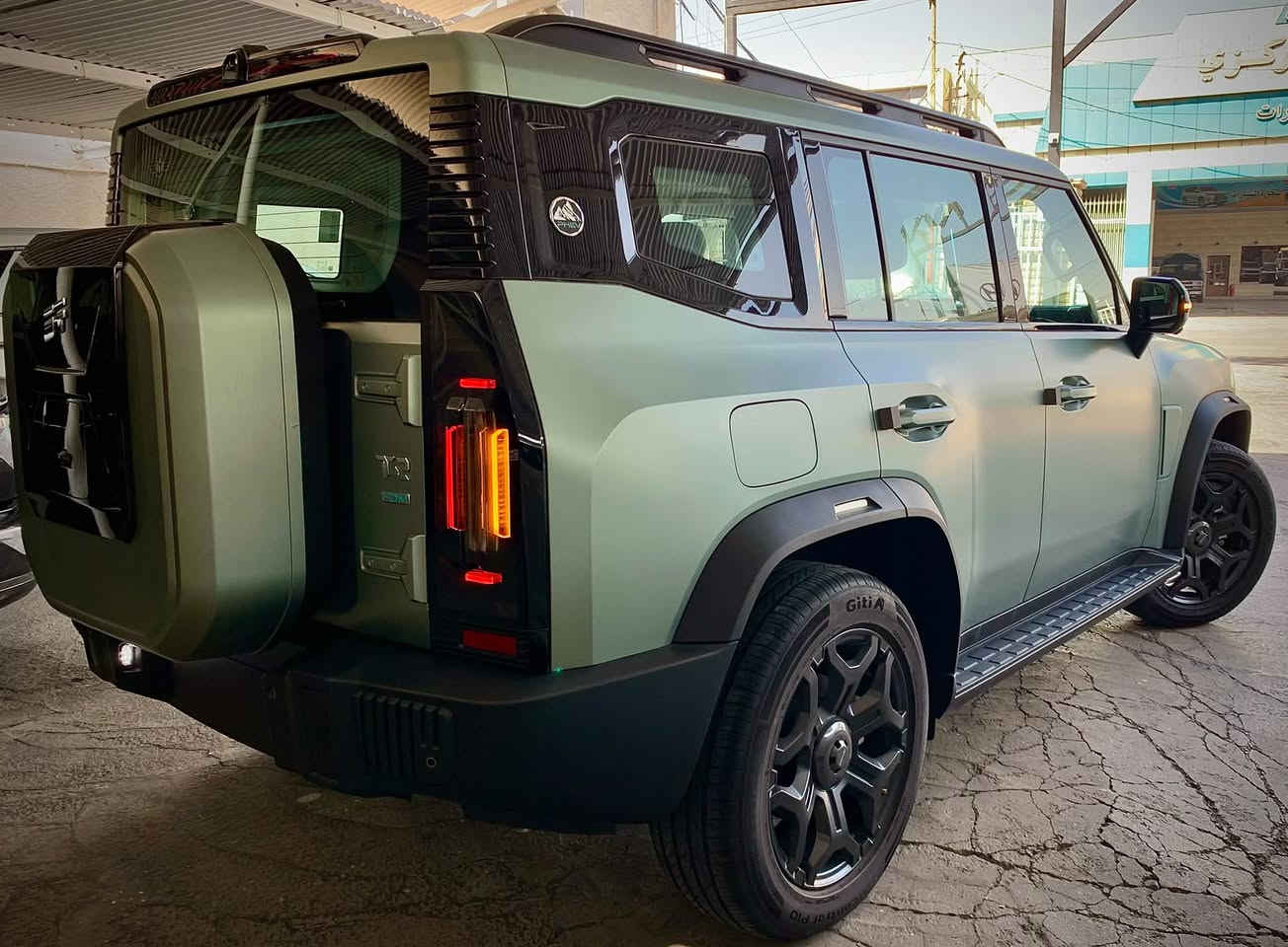 ⚜️ متوفر حاليا في معرض العماد ⚜️ 

جيتور T2 هايبرد بلگن PHEV🔌⚡️🔌
موديل 2027

✅ المواصفات :

الهايبرد القوي… التكنولوجيا المتقدمة… والراحة المطلقة!
• محرك 1.5 لتر تيربو + محرك كهربائي
• قوة إجمالية: 380 حصان
• العزم: 610 نيوتن.م
• ناقل حركة أوتوماتيكي مخصص لنظام الهايبرد 3DHT
• نظام الدفع: أمامي
• كاميرات محيطية 540 درجة
• مثبت سرعة ذكي متفاعل
• نظام التحذير عند مغادرة المسار
• نظام المساعدة للبقاء في المسار
• نظام التحذير من التصادم الأمامي والخلفي
• حساسات أمامية + خلفية
• نظام الكبح التلقائي للطوارئ
• نظام الكبح التلقائي عند الرجوع للخلف
• نظام الثبات الإلكتروني ESC
• نظام المكابح ABS
• فرامل يد إلكترونية مع AutoHold
• نظام مساعد لصعود المرتفعات
شاشة عدادات عملاقة 16.2 إنش
• شاشتان للترفيه والملاحة: 15.6 إنش + 10.25 إنش
• نظام صوتي فاخر SONY بـ 12 سماعة
• مقاعد أمامية كهربائية (تدفئة + تبريد)
• مقاعد من الجلد الفاخر
• شاحن لاسلكي
• إضاءة داخلية محيطية
• إضاءة خارجية LED بالكامل
• فتحة سقف بانورامية
• صندوق خلفي كهربائي
• نظام الدخول الذكي + تشغيل عن بعد
• أنماط قيادة متعددة ونظام توفير الطاقة
• فلتر هواء N95

⭕️ لمعرفة السعر علق بحرف او كلمة ⭕️

🛠️ خاضعة لضمان هارلم 
العنوان: بغداد - البياع - الشارع الثاني
هاتف : ***********

#سيارات_للبيع #سيارات #جيتور
