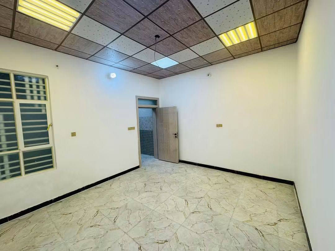 سلام عليكم بيت البيع ١٠٠ متر طابق ونص النجف حي النداء مقابيل الأميرات الأولى على شارع 20 قريب عله شارع المجمعات
تفاصيل العقار طابو صرف📜
‏طابوك جمهوري 🧱
صب كونكريت شغل 
درجة أولى مال جناي
‏تصميم البيت يتكون 
طابق الأرضي🏠
‏استقبال صالة مفتوحة المطبخ غرفة صحيات داخلية وخارجية منور
‏طابق الثاني🏡
‏ غرفة واحدة صالة صحيات سطح فرشي 
سعر البيت ٩٥ مليون وبي مجال 💵
يوجد فيديو للبيت الاستفسار واتساب 
***********
***********
***********
مكتب آمال الشرق للاستثمار العقاري
سلام عليكم بيت البيع ١٠٠ متر طابق ونص النجف حي النداء مقابيل الأميرات الأولى على شارع 20 قريب عله شارع المجمعات
