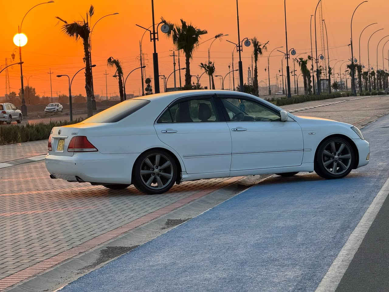 شاهین ٢٠٠٥ • ابيض • مكينة كبيرة