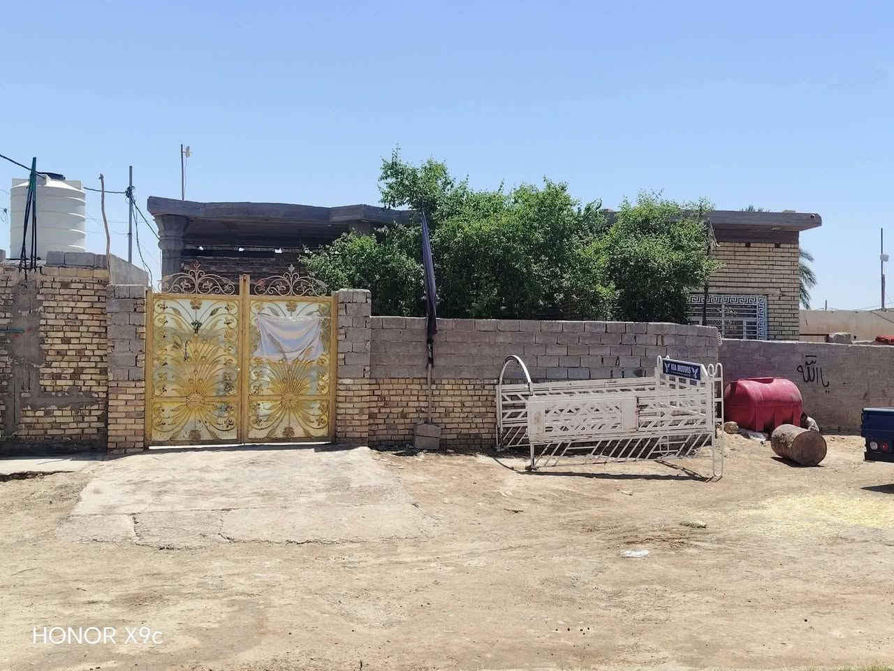 السلام عليكم ارض زراعه مع بيتين بناء حديث وجه شارع تبليط مع كافه الخدمات اساله كهرباء مدارس المساحه 4 دوانم عقد 117 مكاتبه مصدقه من كاتب عدل واقرار وجه الارض 50 متر تبعد عن مركز المدينه 4 دقائق السعر الكلي 160 مليون حصه مائيه سقي متوفره شرط صيف شتا حدائق ضمن المنازل مع محميه صغيره  المكان الصويره بدعه حمد ***********
