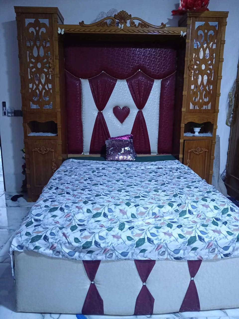 غرفه نوم • خشب • نظيف ١٠٠٪