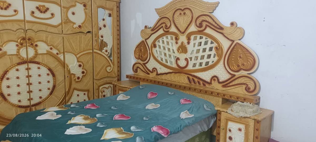 سلام عليكم غرفه نضيفه  للبيع
السعر 650 الاتصال ***********

