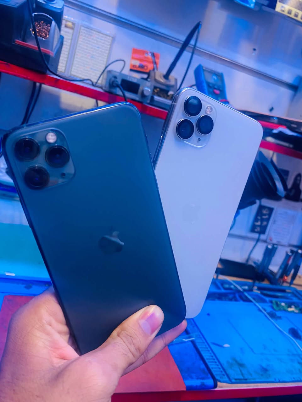 للبيع قطعتين iPhone 11 Pro Max ذاكرة 256GB
1- اللون الزيتوني:
•  مبدل شاشة فقط
•  البطارية 82% الأصلية
•  الجهاز نضيف
2- اللون الابيض:
•  مبدل شاشة + بطارية نوعية جيدة
السعر: القطعة 250 الف
العنوان: بغداد - قطاع 18 - قرب سيارات الاورزدي
تواصل خاص***********واتساب
