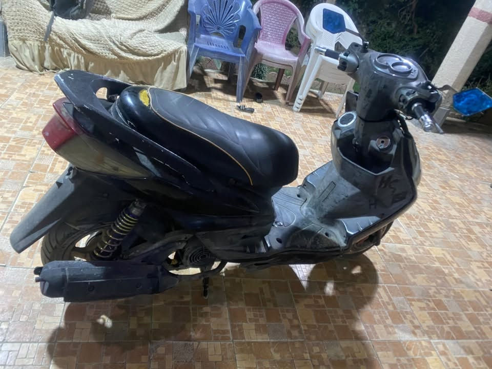 سكنس فحل مزوده مكينه ٥٨كلجات وقطرت دهن ويدات بريك ويدات سكليتر ودبلات وياله ذهبي نجمه دراجه وكعت بيهه حديد مال قطرت دهن  وصار بيهه صوت  سعر٤٢٥العنوان الكاضميه الطي متواجد وتساب ***********
