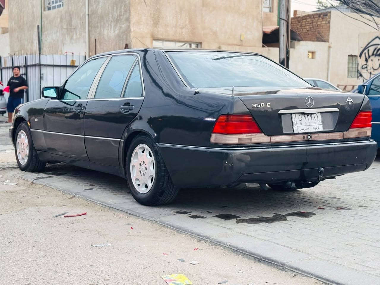 معمر • اسود • ازرق