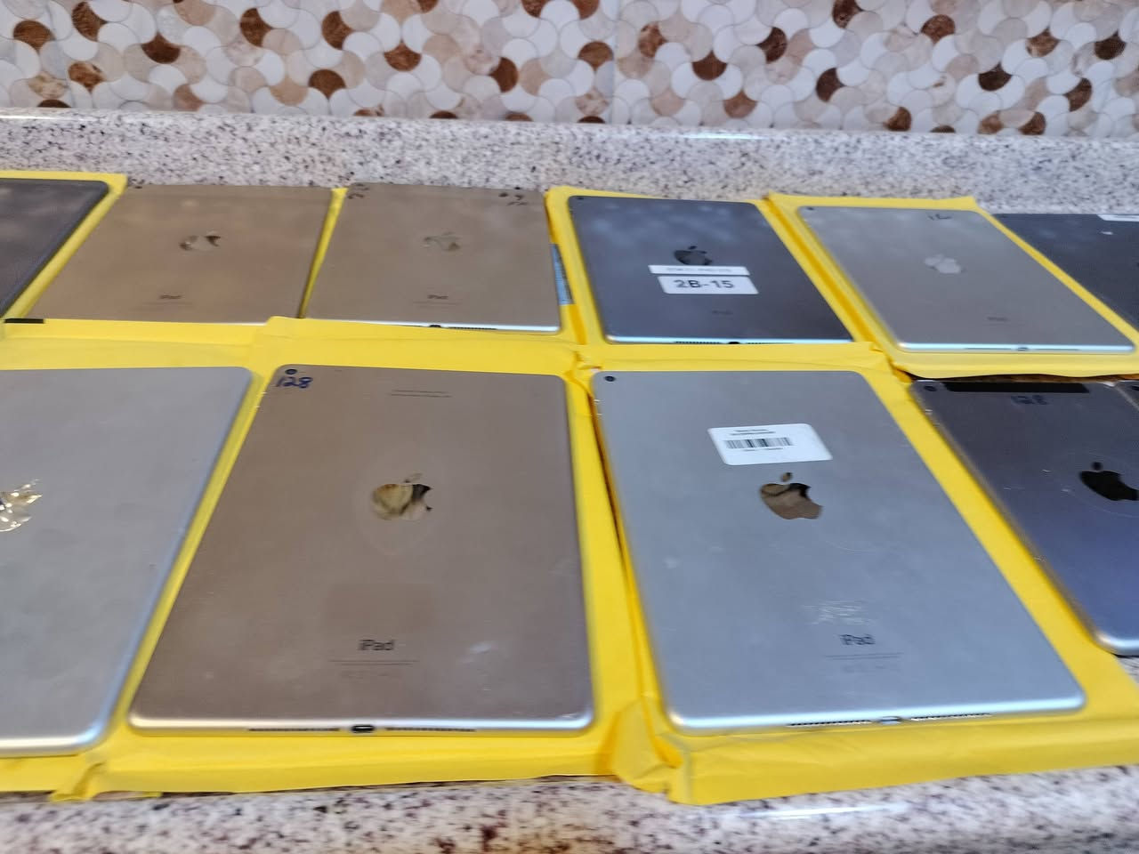 وصل 📲 ايباد اير 2 ومني 4 نضافه 100 كلش نضيف ياتلحك يا لا اسعار جوه السوك شرط . ***********
