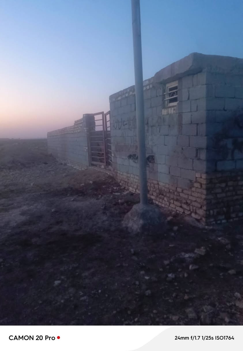 سلام عليكم عندي بس هيكل بيت مساحت البيت540متر بيت مكون من غرفتي وصاله وحمام دخلي استقبال  ومطبخ وصحيت بره وحديثه اللكش جبيره الموقع بازيخنت بيت حوشي مقبيله  
سعر بيت ع تصال ***********
