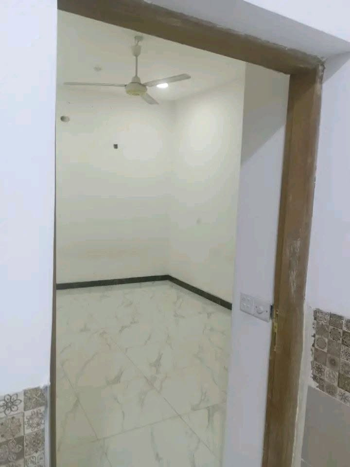 🌹شقه تجاريه  للايجار شارع ٦٠ مقابل قاعة الياقوت قرب المطبخ الاسباني تحتوي على ٢ غرف نوم ومطبخ وصاله ومجمع صحيات وحمام غربي وتحتوي على سطح. بناء حديث.. سنتر على الشارع
