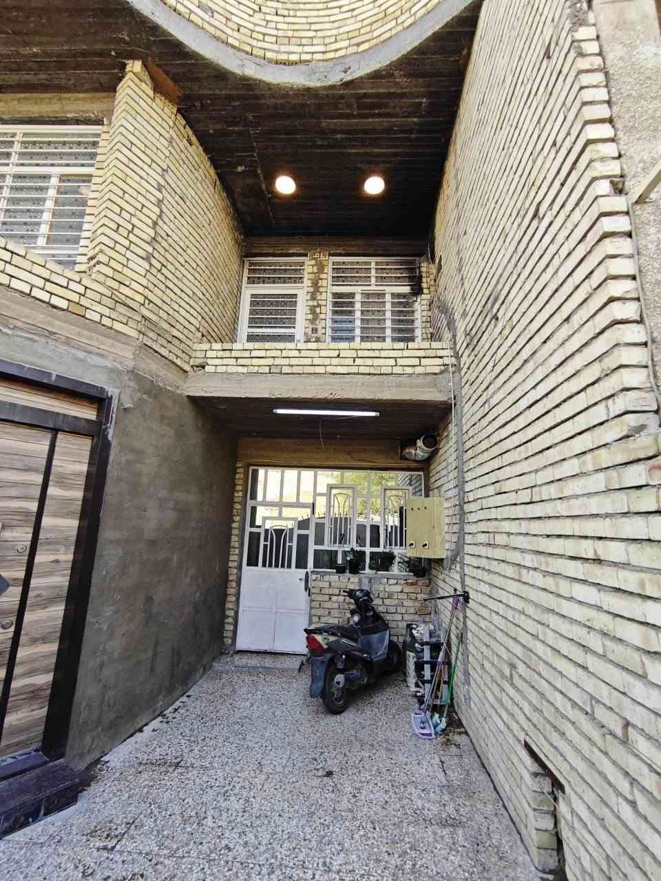 دار للبيع منطقة حي أور / ام الكبر والغزلان مساحة 150 متر 7.5×20 طابقين يحتوي على 5 غرف نوم بناء الطابق الأول 2010 والطابق الثاني 2023 حديث وايضا يحتوي على مخزن كبير في السطح السعر المطلوب 285 مليون بيت نظيف ومرتب وبالعافية على الياخذه للتواصل واتساب *********** بغداد, العراق

