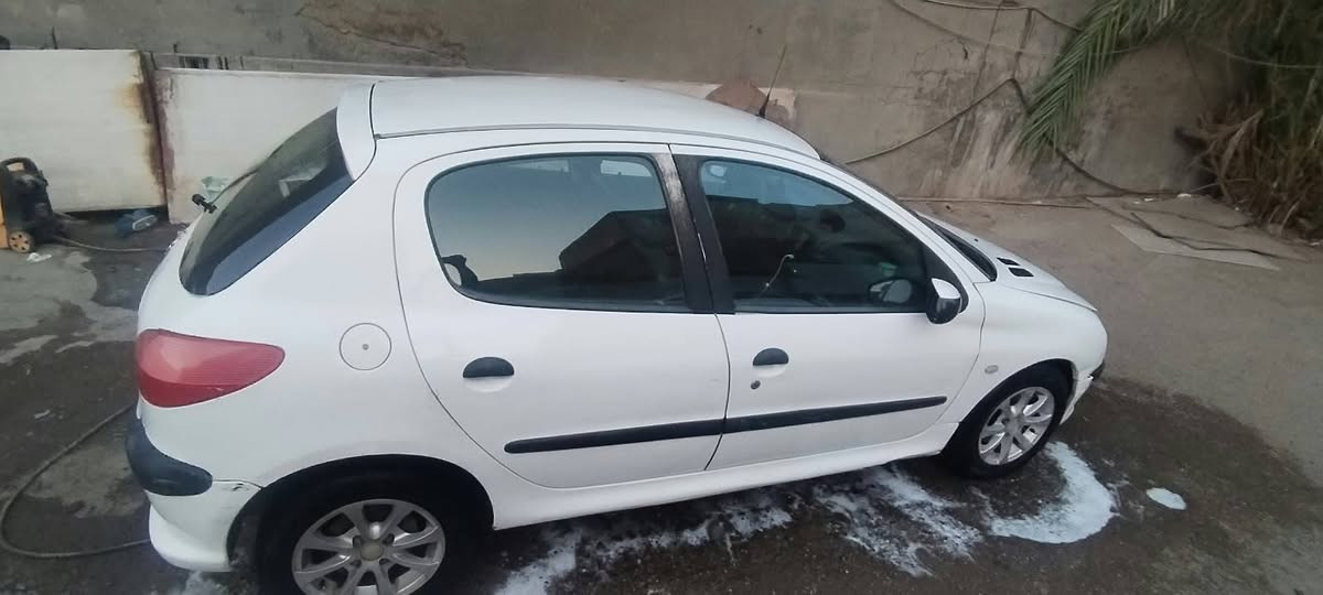 سلام عليكم بيجو فرنسي 2007 سياره خير من الله ما ناقصهه شي ما موكفتني بشارع بس نقصهه تبريد شرط التحويل. مكاني بغداد الكراده السعر 35وبيهه مجال. 
***********
