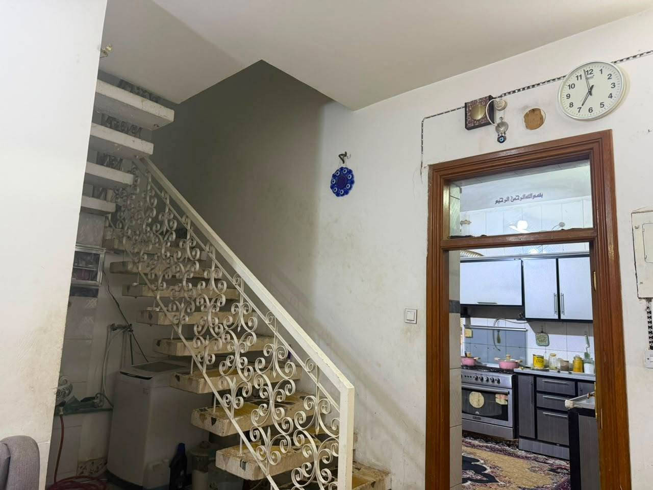 يا الله بيت للبيع المساحه 200 متر النجف الاشرف حي الفرات شارع 20 يم مول الفرات غرفتين وصاله واستقبال ومطبخ صحيات شغل جناي سند البناء 2020 السعر المتر 5/500 وبي مجال بسيط الاستفسار وراجعه مكتب بركات اهل البيت ***********
