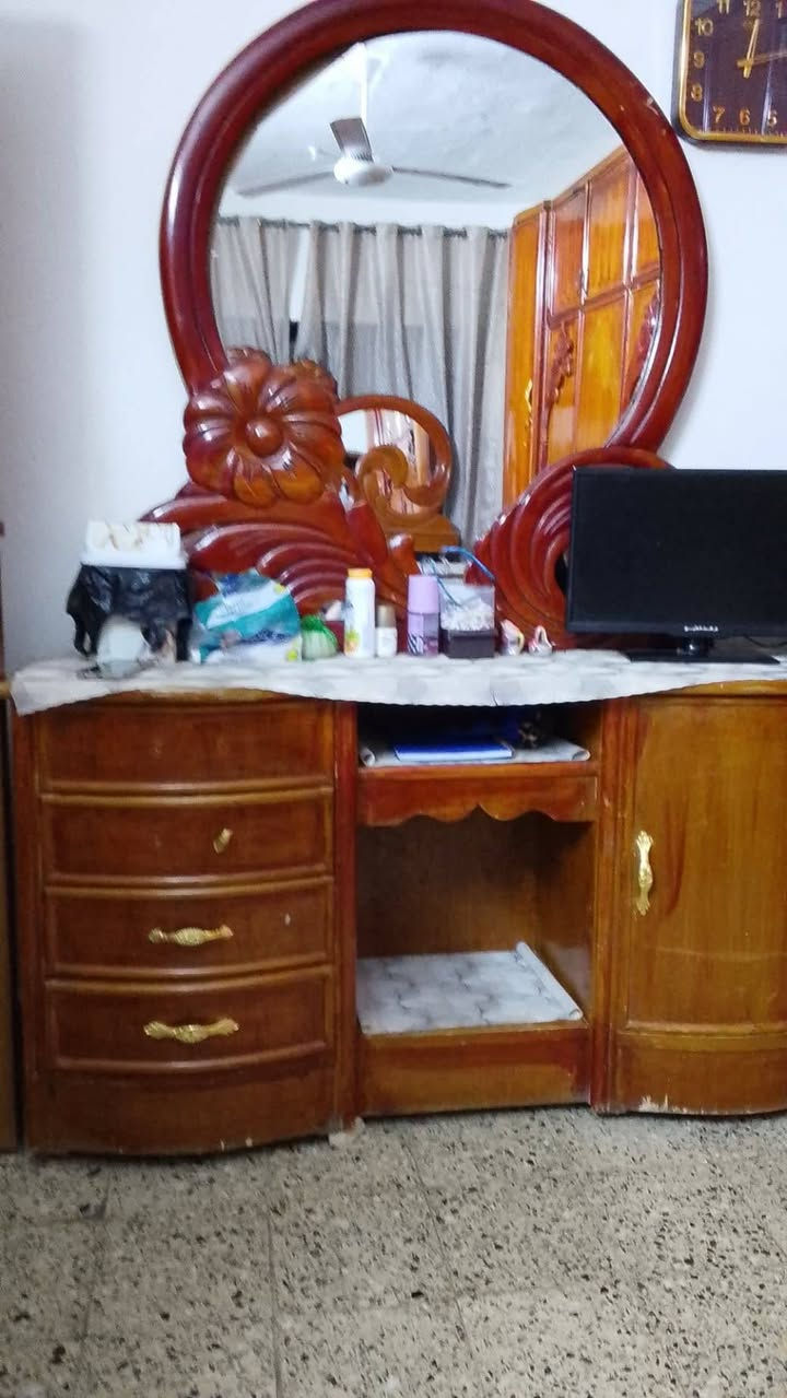 السلام عليكم غرفه نوم للبيع نجاره عراقيه كما موضح في الصورة من بغداد حي الجهاد استفسار اكثر اتصال بالرقم الموجود ***********, أو يجي خاص
