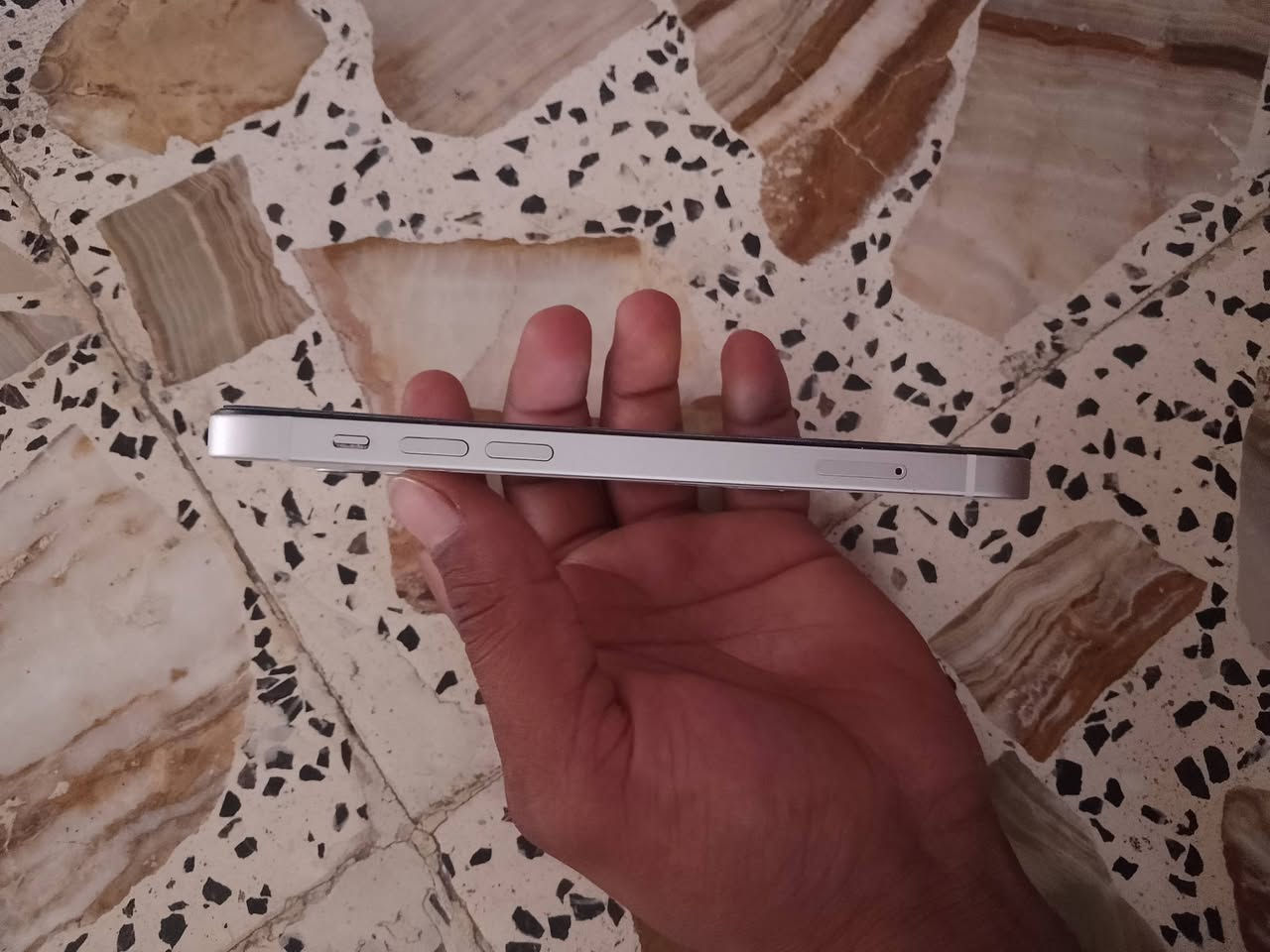 للبيع 12 عادي سعره 250 عنوان نجف كوفه مبدل بس بطاريه*********** واتساب
