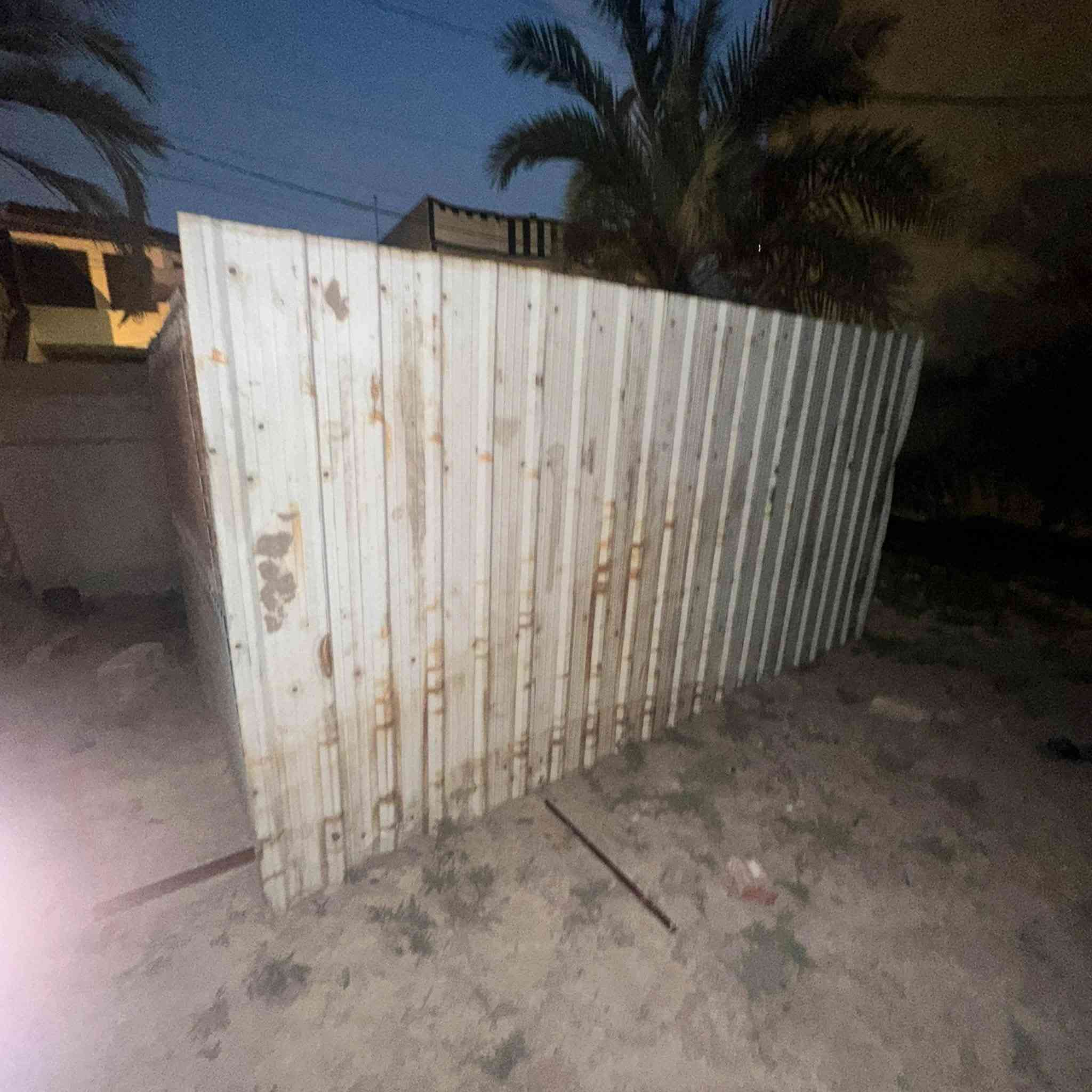 قفص حجم كبير
الطول 4 أمتار 
العرض 185
الارتفاع 230 
بيه باب وقفل
مفتوح من جهه وحده لان جان على الحايط

السعر : 250 وبيه ومجال 
المكان البصره ، الجبيله 
للتواصل على الخاص او على الرقم *********** على الواتساب

ملاحظه : بالصوره القفص مكلوب
