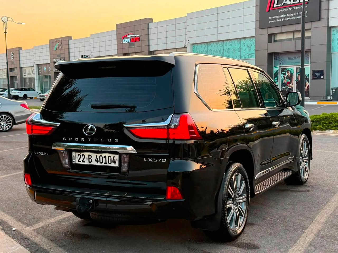 الهاتف : ***********
الضربه بل هلال ضرر خفيف 
لكزس LX570 - فئة Sport Plus (سبورت بلس)
 اللون: أسود ملوكي
 رقم السيارة: أربيل / العراق (⁠22 B 40104⁠)
المواصفات والتجهيزات الخارجية والداخلية:
 المحرك: 8 سلندر V8 بسعة 5.7 لتر
 نظام الدفع: دفع رباعي مستمر (4WD / AWD) مع أنظمة القيادة في الطرق الوعرة
 التصميم الخارجي:
 طقم سبورت بلس الخارجي (صدام خلفي سبورت + شعار SPORT PLUS الأصلي)
 إضاءة خلفية LED بالكامل بتصميم جديد ومميز
 جنيح خلفي (سبويلر) بلون هيكل السيارة مع ضوء فرملة مرتفع
 كاميرات محيطية (رؤية 360 درجة) مع حساسات اصطفاف خلفية وأمامية
 شريط كروم خلفي ممتد بين المصابيح
 زجاج خلفي وجانبي معتم (تظليل)
 هوك خلفي للسحب
 المقاعد والداخلية:
 جلد فاخر متناسق مع فئة LX570
 3 صفوف مقاعد (تسع لـ 7 إلى 8 ركاب)
 فتحة سقف كهربائية
 نظام صوتي فاخر (Mark Levinson)
 شاشات خلفية للترفيه وشاشة عرض رئيسية مع نظام ملاحة
