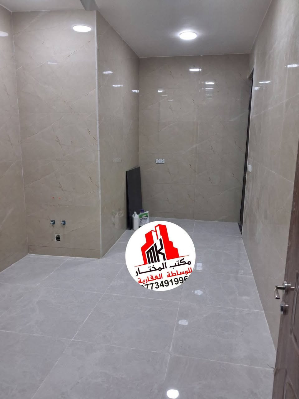 🏠 #للايـــجـٰــآر___في___السيـديـه 🏠
 وحده سكنيه ٢٠٠ متر مودرن غير_مسكون زيرو
 #طابق اول__ #وطابق ثاني 
كل طابق مدخل خاص وباب خارجي خصوصية تامه
يحتوي على كل طابق مدخلين باب قاصه للمداخل شبابيك المنيوم مانع الاتربه 
صاله ومطبخ و٣ غرف نوم وصحيات +سخان +ماطور
الموقع مربع الاقتصادين 
📱______________  ☎️ 
للاستفسار #مكتب_المختار_للوساطه_العقاريه
اتصال +واتساب 📞 📱 
***********

نص مكتوب في الصور:
- مكتب المختار للوساطة العقارية ***********
- مكتب المختار للوساطة العقارية 773491996