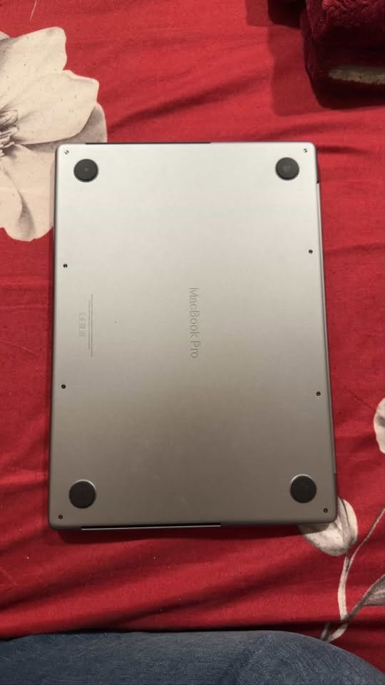 ماك بوك برو للبيع
*********** 
السعر 2مليون ونص وبي مجال 
نظيف استخدام قليل

نص مكتوب في الصور:
- About MacBook Pro 14-inch, Nov 2023 Name Omar's MacBook Pro Chip Apple M3 Memory 8 GB Serial number HXJL6DXHWJ Coverage Expired Details... macOS macOS Tahoe Version 26.3 Displays Built-in Liquid Retina XDR Display 14-inch (3024 x 1964) Display Settings... Storage Macintosh HD 212.56 GB available of 494.38 GB Storage Settings... System Report... Software License Agreement Regulatory Certification