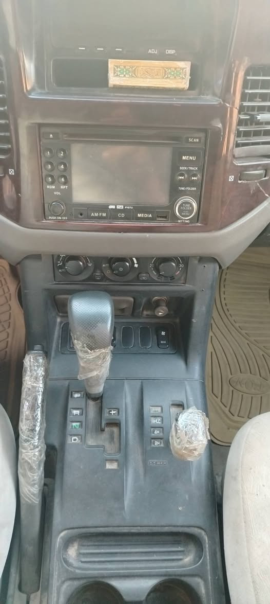 السلام عليكم باجيرو موديل 2002 للبيع الرقم بغداد انكليزي بسمي محرك 3500 جديد حاويه وكير وتبريد مكفولات بيه مكانات صبغ كهربائيات كله شغاله تخم تاير جديد 7راكب مري شفط كامره الاتصال *********** العنوان بغداد
