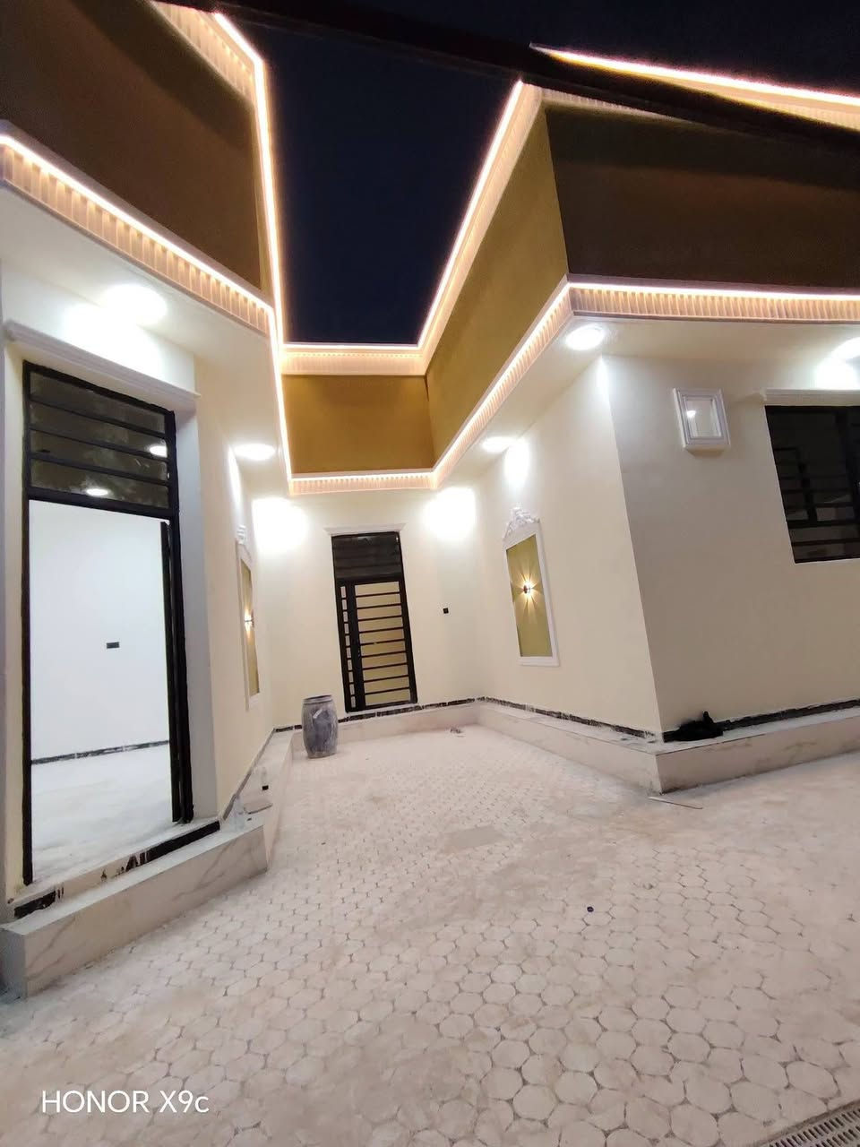 دار للبيع المساحه 200متر🏠
في البصره_شط_العرب_الجزيره 
اليوبه قرب م̷ـــِْن المدارس
يحتوى هاذي الدار علـّۓ 
3غرف منام، أسقبال مطبخ،صاله،
صحيات داخليه خارجيه مناور مع كراج 
جاهز للسكن تسليم مفتاح🔑
الخدمات كامله
نوع طابو صرف زراعي مالك عراقي بيع مباشر
السعر بس ب80مليون وبي مجال للشراء فقط 
للأسفسار 📞
***********📞
***********📞
