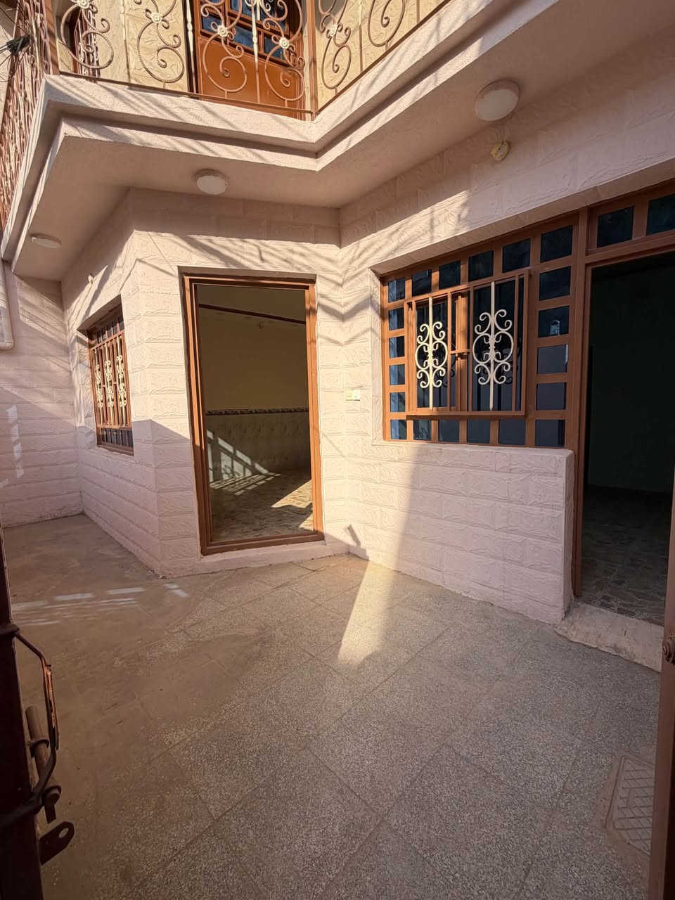 سلام عليكم 
يتوفر بيت للبيع
المكان  كربلاء المقدسه 
الجمعيه 
فرع فندق اولاد الرسول او افندق القريشي 
نهايه الشارع قرب منتوجات النفطيه سابقا 
يبعد عن الامام الحسين 10دقايق مشي 

المساحه 105 متر
واجهة 7.5 
طابقين 
استقبال ومطبخ وصاله
حمامات ثنين ومنور
طابق ثاني غرفتين نوم وحمام تواليت 
نضيف جدا البيت 

***********
***********
