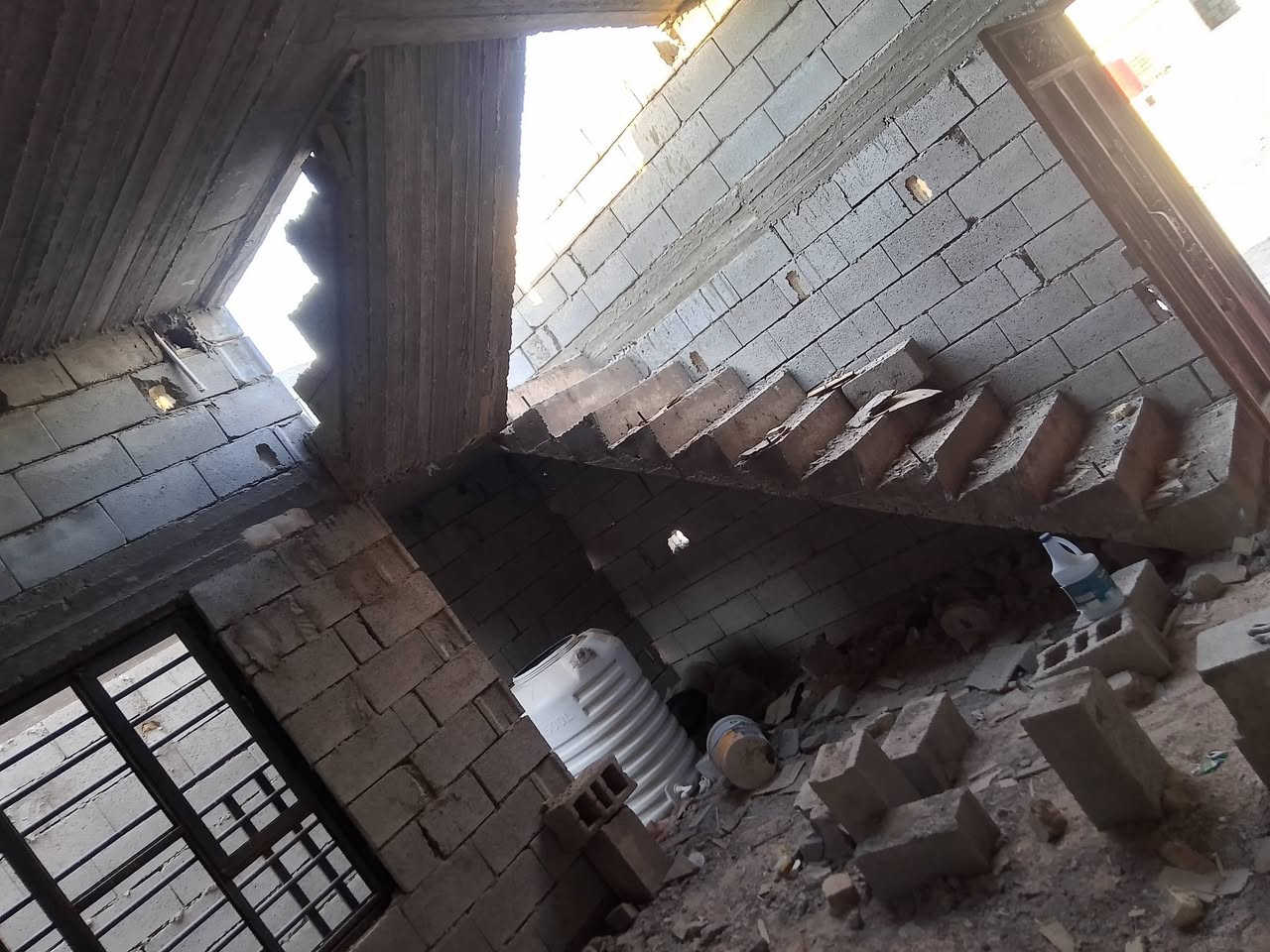 السلام عليكم بيت للبيع مساحه 200 يحتوي على غرف ثنين بمساحه 5/4 وحمامات ومطبخ 4/4 ومناور ثنين وبيه مساحه ايضا مثل ما موضح بصور البيت بناء درجه اولى موقعه  شارع النرجس بضهر مزرعه علي شداد الفارس قريب ع جامع غزه سعره 30 وبيه مجال قليل ***********
