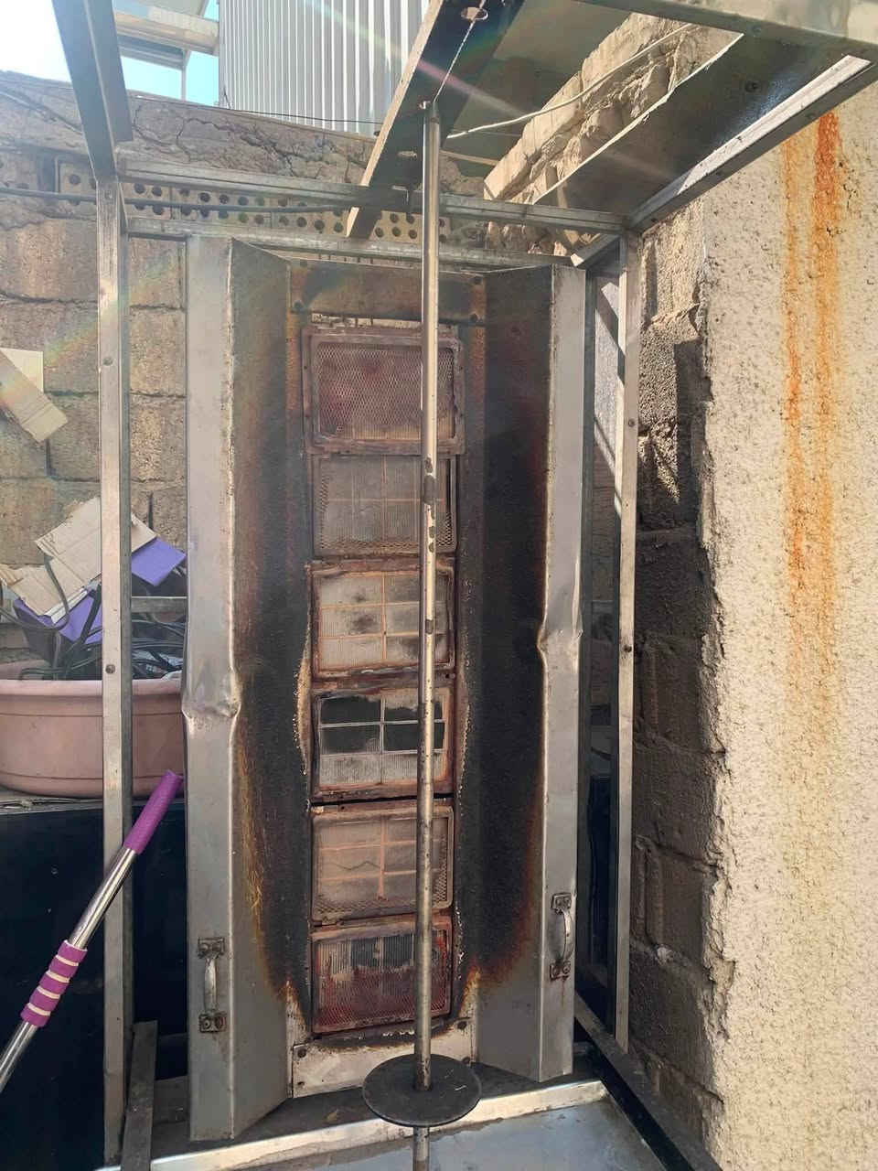 غراض مطعم للبيع شوايه كص 6 عيون كامله هيه وغراضها صينيه وشيش وقاعده تشيش
بوجه قياس 120 سم * 90 سم وياها ساحبه مطاعم 
صاروخيه 8 انج  متواجد وتساب ***********
