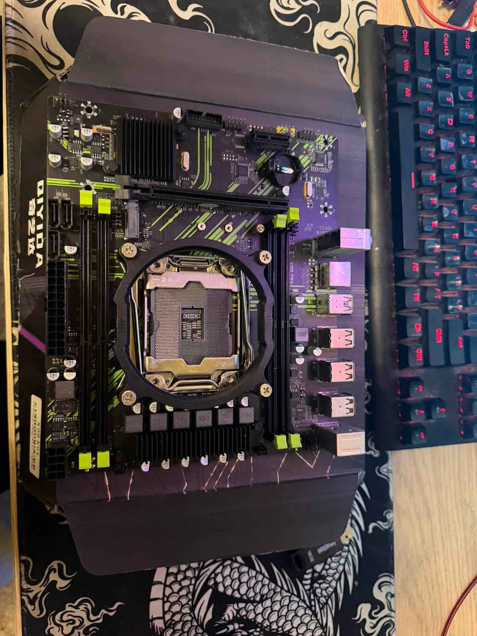 للبيع: حزمة معالج Intel Xeon E5-2670 v3 مع لوحة أم X99 (الحالة: جديدة تماماً)

تفاصيل القطع:
1. المعالج (CPU):
 النوع: Intel® Xeon® Processor E5-2670 v3
 القوة: جبار بـ 12 نواة و 24 مسار (Threads)، ممتاز للبرامج الثقيلة والمهام المتعددة.
 التردد: 2.30GHz (مع تربو يصل إلى 3.10GHz).
 الحالة: جديد (تم فكه للتجربة فقط).
2. اللوحة الأم (Motherboard):
 النوع: لوحة X99 (الماركة: DIYIDA كما موضح بالصور).
 المقبس: LGA 2011-v3.
 المميزات: تدعم ذواكر DDR4 وتصميم احترافي (اللون الأسود مع لمسات خضراء).
 الحالة: جديدة بكرتونتها وأغراضها.
السعر خاص اوً وتساب
***********
ومتوفر شحن الكل العراق
