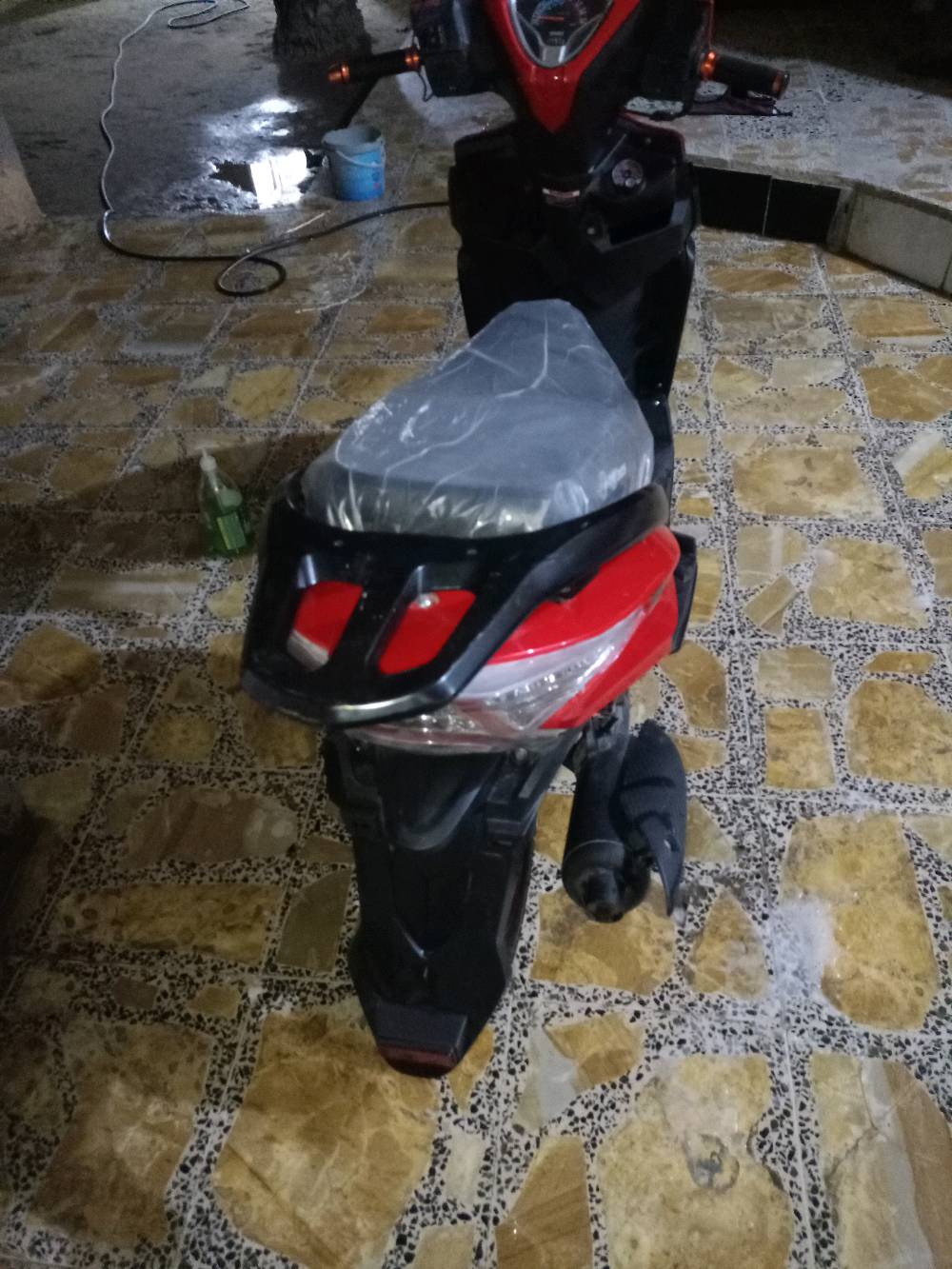 هلا بيكم، هذا سكوتر/دراجة GHOST لون أحمر وأسود، شكله مرتب وجديد تقريباً، ومجهز للسواقة والشغل. بيه تصميم رياضي ومرايات ومقابض ستايل، والمقعد بعده مغلف، يعني ما مستخدم هواي. مناسب للتنقل اليومي أو شغل التوصيل، واللي يريده يفحصه ويتأكد بنفسه قبل الشراء.
