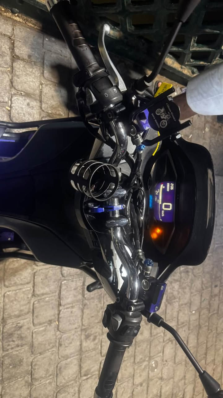 السلام عليكم شباب
Pcx2022 بصمة كوري  

بحالة الوكالة شرط 

جيب 10 فيتريه وتعال افحص كلبي . 

لون فيلي مميز 

حجم المحرك 150cc

درع حماية للبجم امامي SS ودرع صالنصه 

بلوجكترات 

دواسات 

تزويد شغلات بسيطه موضحه بالصور براغي وكذا بالون الازرك .

بيها جادر حماية 

ستان موبايل اصلي 

تايرات مشلن بلاديات خلفي + امامي 

ستان حساس 

حساس ازدحام 

حساس اعطال T

نضام Abs

شاحنه تايبسي .

الدراجة كفالة عامه من كلشي 

سيبايه خلفيه 

تخابرني لتكلي شبيه مابيه تجي بعينك تشوف 

كفالة ع وضع معرض تجي وتشوف بنفسك 

بصمة عدد 1

اي ستفسار متواجد خاص او واتساب 

رقمي : *********** رصيد

*********** واتساببببب 

السعر 16 ورقه وبيهه مجال بسيط كلش …
