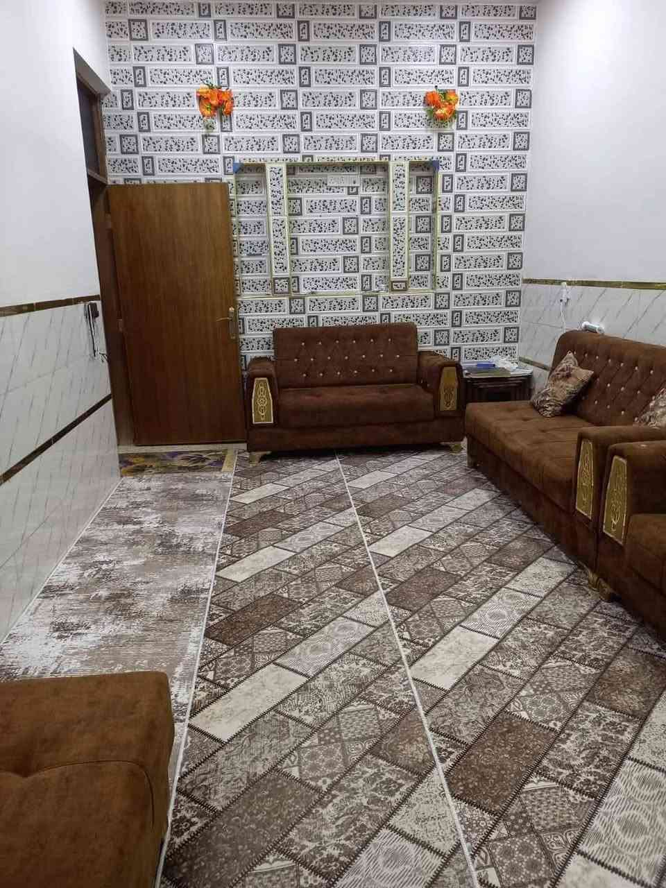 السلام عليكم دار للبيع في الزعفرانية سعيده خلف مول گراره ثالث فرع قرار (. 17. ) مشمول بالتمليك متوفر كافة الخدمات تبليط مجاري  المساحه 100م الواجهة 5 نزال 20 البيت يحتوي على صاله ومطبخ وغرفه وصحيات ثنين داخلي وخارجي ومنور وبيتونه بيها صطحين للاستفسار الاتصال على الرقم ***********
