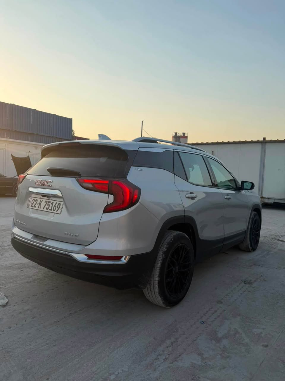 GMC terrain 2021 SLT
سەیارەکە بۆنید و چاملغی سبوغە دیوی چاملغی لای سەکنی تۆزەک ژورەوەی گرتووە بەس شاصی بە شەرتە نەیگرتووە سەیارەکە فولل ماصفاتە دەبل ئەکسلە ٦ دوگمەیە کوشین جلد و کارەباییە سارد و خەزینیشە 
خەتی جادە و تحدی سرعە و بەردی گزۆز و راداری هەموو بە شەرتە
گێر و مەکینە و کارەبایاتی بە شەرتە
سحری ١٢٧ وەرەقە و مەجال
هەزە و سەنەوی ژینگە و رێگاو بانی نوێیە 
تحویل و غەرامەش بە شەرت بە ناوی خۆمانە
*********** أربيل, العراق
