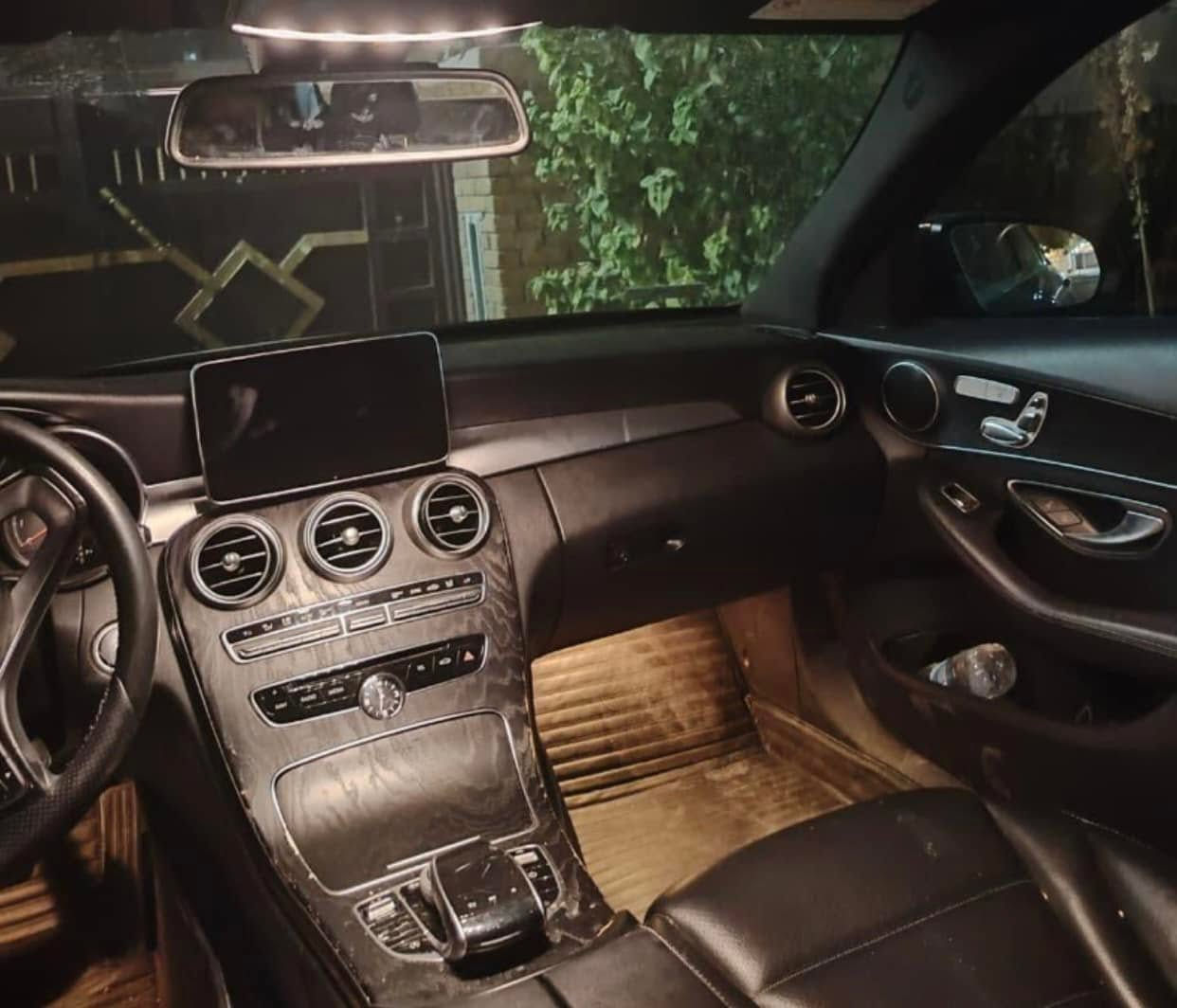 مرسيدس  C300 موديل ٢٠١٨ للبيع 
السياره فول فول موصفات 
دبل ماوس 
بانورما 
وين كب ١٨ 
داخل اسود 
كشتات تدفئه 
محرك ٢٠٠٠ تيربو 
فور متك 
لايت لد 
السياره لونها نيلي 
ماشيه ٨٩ الف كيلو 
حادثها جانبا امامي 
بدون ايرباك 
السياره باسمي ثاني يوم التحويل او وكاله 
السعر المطلوب ١٦٥٠٠ 
***********
