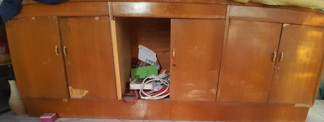 العنوان بغداد البياع حي التراث .التواصل على الرقم *********** السعر النهاي 250فقط
سلام عليكم يوجد الديناء تخم ١٠مقاعد الضغط زين بس يعتاجلها رجلين .  وكنتور  ابو٤بوب وبوفيها ٦بوب بس باب واحد مكسور مثل ماموجود بالصوره.
