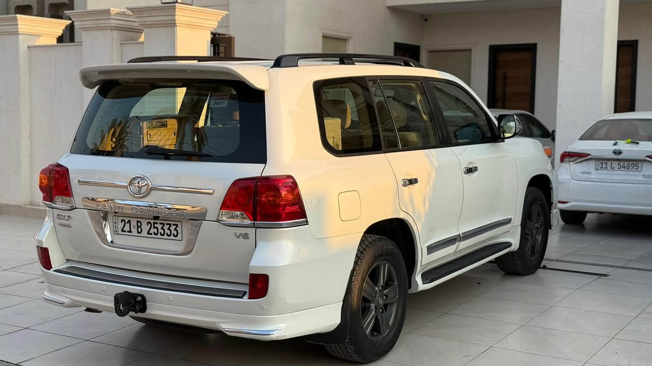 2015 Toyota Landcruiser
سلام عليكم

لاندكروز 2015 جيهان اول مالك 
GXR v6
مكينة 6 سلندر
رقم سليمانية باسمي
ماشية 137 الف حقيقي

سبير وعدة مال شركة 
على ايد وحدة من هيه زيرو 
مكينة كير حداديه تخم تاير باتري كهربائيات كلهن جدد 
كفاله من الصبغ والتبديل 

بيها بارد جوه قبغ البانزين

المواصفات:-
سلايد فتحة
ثلاجة 
كشنات كهربائي ثلاث دكم
شاشة + كامرة + حساس امامي خلفي  
تحكمات ستيرن 
مري شفط
8 ايرباك 

نظام فور ويل 
تشغيل عن بعد 
تشغيل بصمة وابواب وجنطة
وباقي من المواصفات معروفة

السعر 378 بيها مجال 
مكانه السيديه 
رقمي ***********
