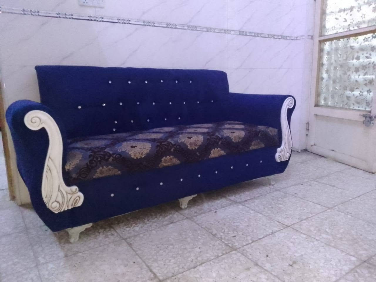 السلام عليكم طخم مستعمل سعر ٢٥٠وبي مجال ***********
