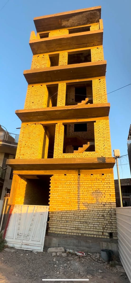 السلام عليكم
فرصة استثمارية .
عقار مميز للبيع 
العقار هيكل 🏗️
يحتوي على 
اربع طوابق + طابق خامس بيتونه وسطح 
المساحة : 200 
واجه : 6.50 
جنس العقار : زراعي ملك صرف 
موقع العقار : كورنيش العطيفية 📍
العقار مميز جدا ومناسب 
حصرا : مكتب علي المولى للعقار 
للاستفسار : ***********
***********
