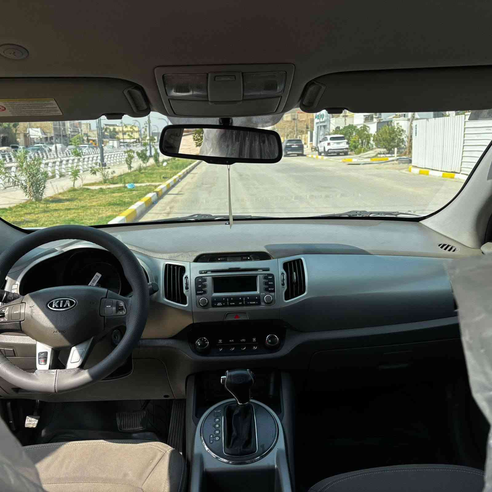 السلام عليكم
للبيع Kia Sportage
رقم بغداد 2012 رقم انكليزي الدولي
سنوية جديد / فول موصفات داخل رصاصي لد نهاري كامره وحساس اصل خمسه ويل كب اشاير بالمري تحكم استيرن يدات الابواب الخارجيه نيكل بك ليت لد الخ 
سيارة بدون ضربة بدون صبغ بدون تبديل
بدون شخوط
 شبر واحد بارد بالباب الخلفي الايسر بسيط جدآ
سيارة ع وضع الشركة داخل وخارج
محرك كير حدادية بدون اي نقص وعلى البلاد كهربائيات ع البلاد
السيارة بدون نقص برغي واحد
تبريد ثلج ثلج 🧊 🧊 
تدفئة شغالة 
السعر ١٢٨ 
مكان السيارة حله شارع الجمعيه
للاستفسار الاتصال على الرقم 
***********
