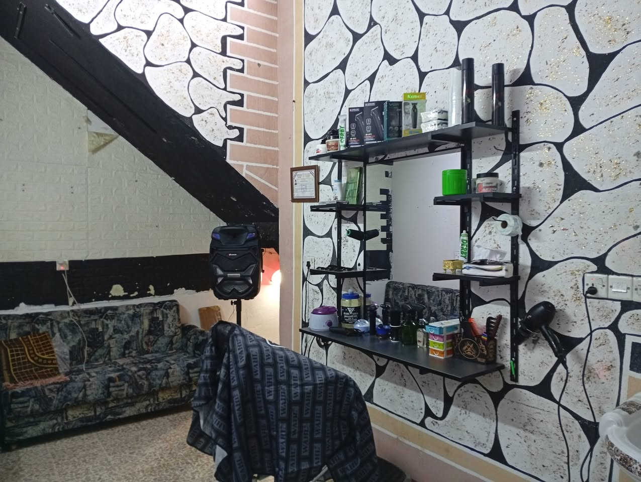 السلام عليكم جام خانه للبيع + ميز حلاقه
بيع مستعجل جام خانه نضيفه فول مستعمله شهر واحد  طول 260 والعرض 283 السعر 450 وبيها مجال شي قليل 
ميز الحلاقه نضافه فول السعر 150 بي مجال شي قلي للاستفسار *********** واتساب بي
