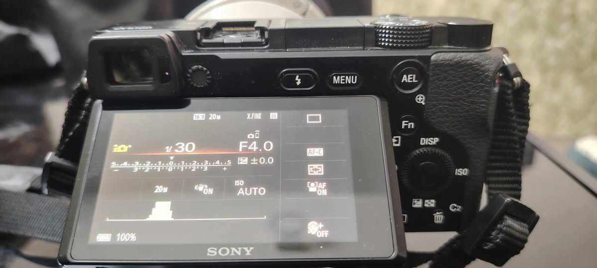 سوني 6100 مع عدسه 70 200 فتحه 4
مليون  ٥٠٠ الف    بغداد  فقط
