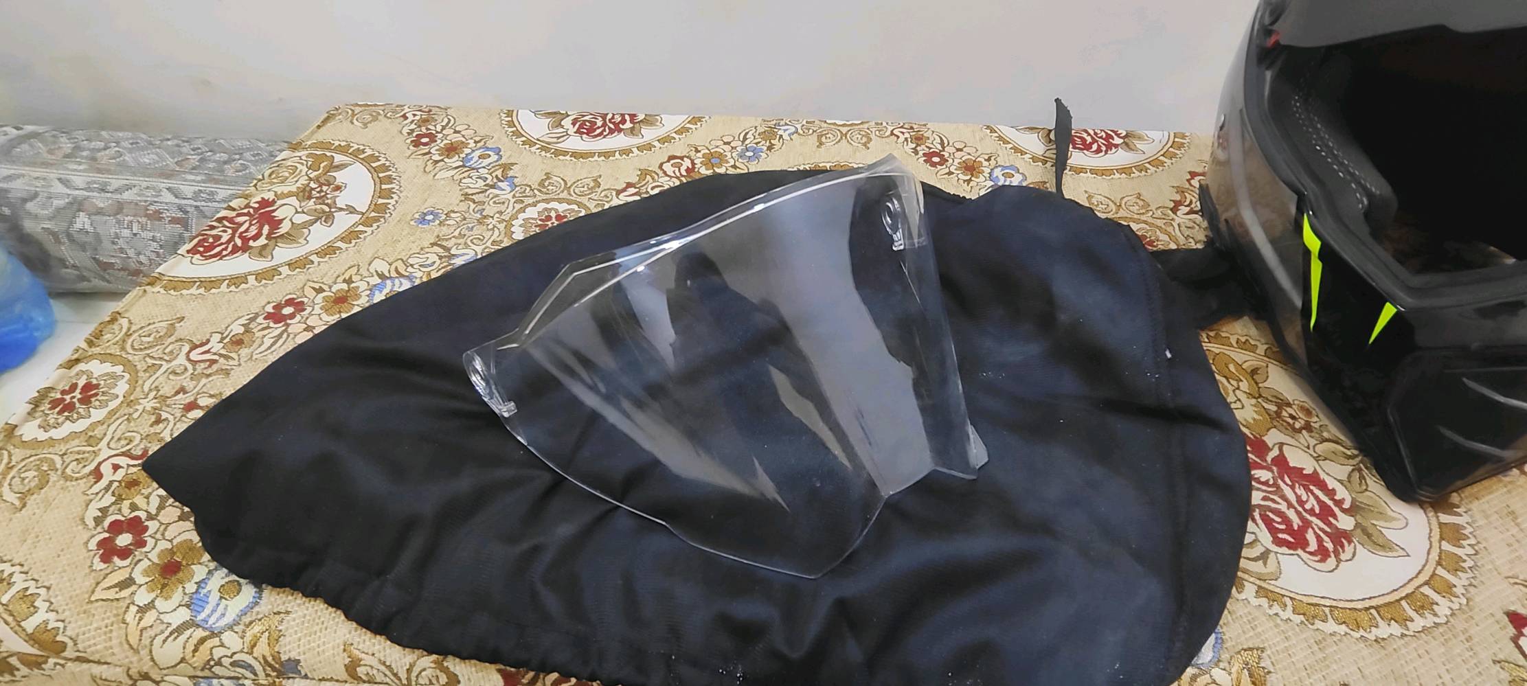 خوذه حمايه اصليه بالختم البريطاني + نظاره الرؤيه شفافه + مظللة + فتحات تهويه جانبيه وعلويه واماميه تحكم يدوي للغلق والفتح + جناح امامي قابل للفك والتركيب يعمل كظل 
السعر: 80،000
للتواصل: ***********