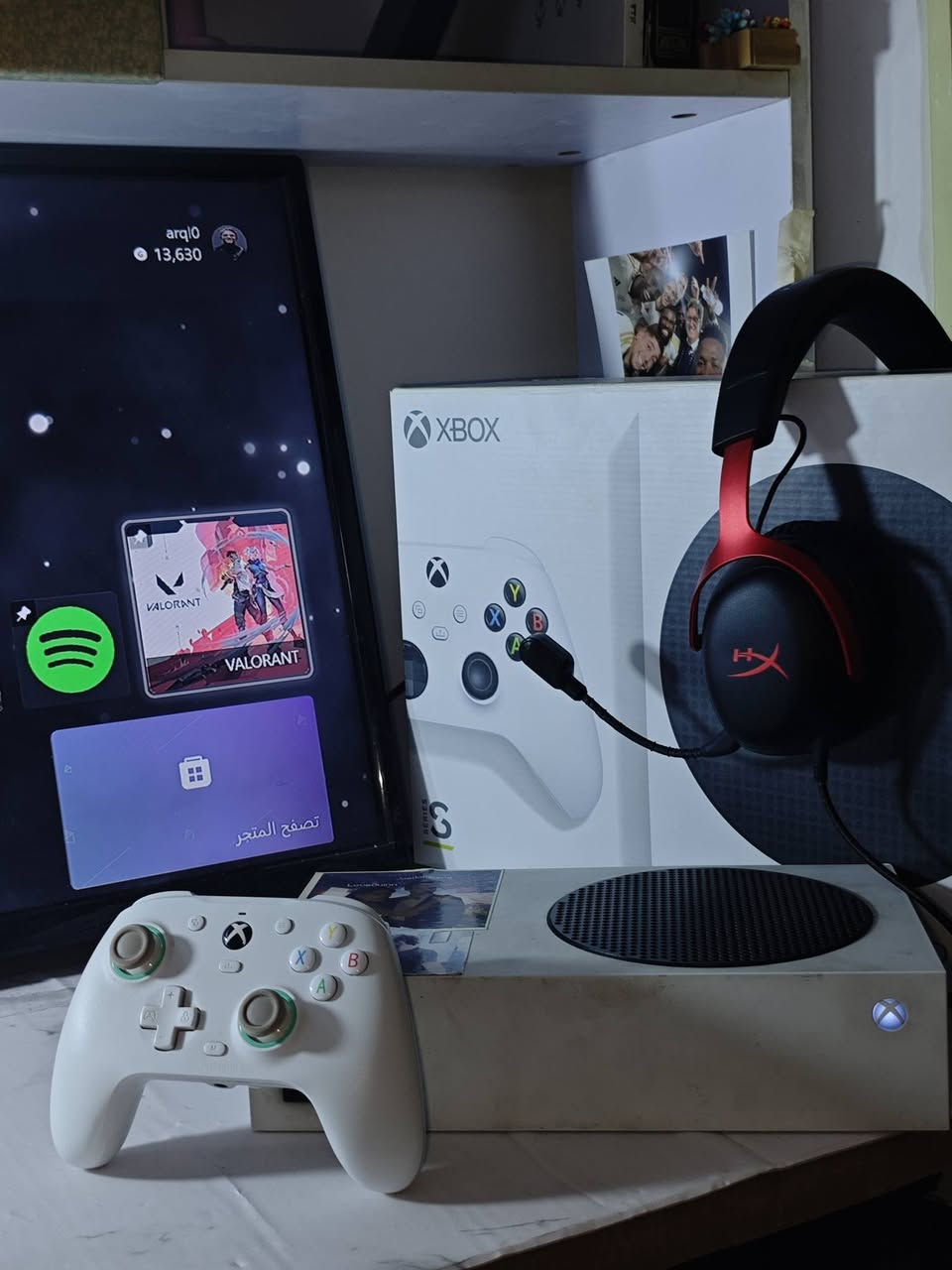 السلام عليكم ورحمه الله وبركاته جهاز Xbox Series S استخدام نضيف مع هديه سماعه  HyperX اصليه  ذاكره الجهاز 512 GB السعر 250 وبي مجال كلش بسيط الجهاز يجي ويه جوستك اصليه وملحقاته كاملات الجهاز نضيف سبب البيع ضروف للتواصل *********** مكاني بغداد الكاظميه اكدر اوصل الجهاز للاماكن القريبه عليه مجانا
