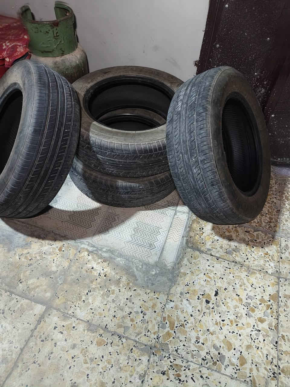 للبيع 195/65/15
السعر 60  بي واتساب ***********

