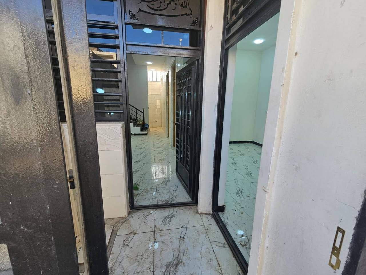 شباب اني مو دلال ولا بياع شراي دار ٦٥متر للبيع / جديد غير مسكون
ألف عافية الي يصير من نصيبه 

( واجه البيت ٦.٥ متر ) ⭕️
مدخلين حلوات للبيت 
يعني الاستقبال مرتاح والمطبخ مرتاح 

البيت بناء مال جناي مو تجاري 

مدخلين للبيت / رافت ٩٠سم / كل الجدران ٩ انج 

البيت جاهز من كلشي تانكي / موطور مي / سخان 
* ربط جديد عله ضفيره الكهرباء الجديدة 

* البيت مصبوغ بالكامل وجاهز 

( شارع سليم دروش/ قرب اسواق النبأ العظيم ) 📍

البيت يحتوي على

٣ غرف نوم 

 استقبال 

 مطبخ 

٣ صحيات 

مخزن 

السعر معقول وللتواصل *********** تمار
