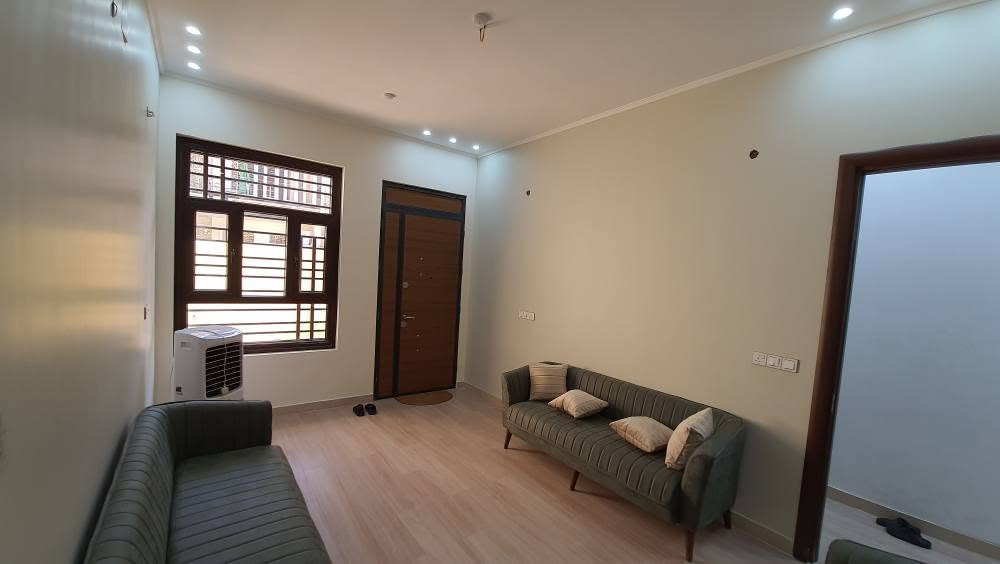 دار سكني مميز للبيع في بغداد الجديدة - حي القضاة
• الموقع: بغداد الجديدة - حي القضاة (موقع مخدم وقريب من الشارع العام والخدمات).
• المساحة الكلية:100 متر مربع.
• الأبعاد: الواجهة 5 متر | النزال 20 متر.
• عمر البناء:5 إلى 6 سنوات (بحالة مميزة ونظيفة جداً).
• عدد الطوابق:3 طوابق.
📐 تفاصيل وتقسيم الطوابق:
• الطابق الأول: استقبال واسع، مطبخ، حمام، وغرفة معيشة (هول) مميزة (يمكن تحويلها إلى غرفة نوم بسهولة).
• الطابق الثاني:2 غرف نوم مريحة وحمام إضافي.
• الطابق الثالث: غرفة إضافية مع بيتونة كبيرة (تصلح كمخزن أو مساحة غسيل).
✨ مواصفات وإضافات خاصة:
• المنظومة الكهربائية: الدار مجهز بنظام عاكسة كهربائية متكامل (طاقة خزن للطوارئ عند انقطاع التيار).
• الأثاث والتجهيز (مؤثث جزئياً): الدار يحتوي على كاونترات مطبخ راقية وجاهزة، أجهزة تبريد، بالإضافة إلى قطع أثاث أخرى ومواصفات مميزة يتم الاطلاع عليها أثناء المعاينة.
💰 السعر المطلوب:(360)مليون دينار (قابل للتفاوض المعقول للجادين).
📞 للاستفسار والتواصل: يرجى الاتصال هاتفياً أو المراسلة عبر الواتساب على الرقم: [***********]
-------------------- بغداد, العراق
